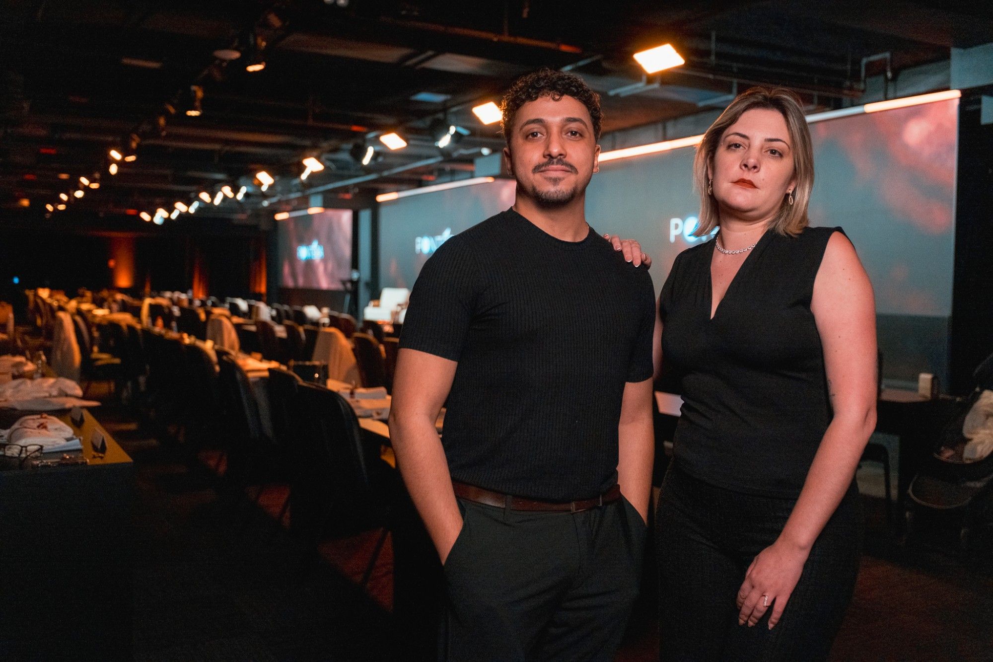 Leonardo e Rebeca, sócios da Donarte, num salão de eventos